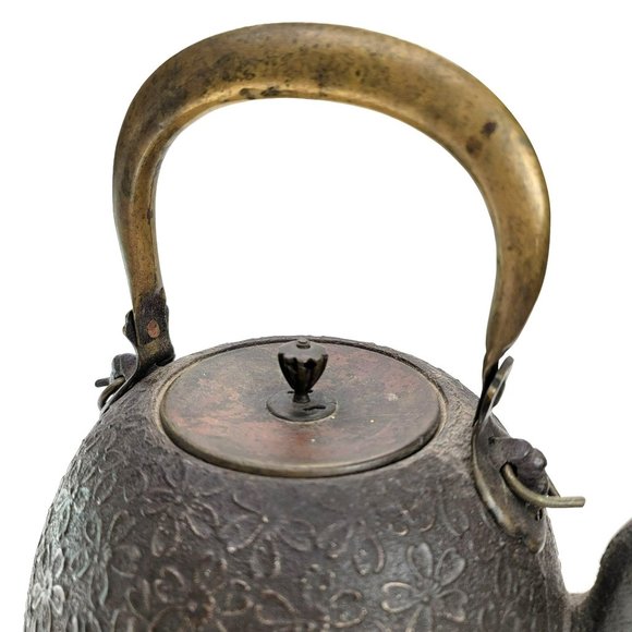 Japanese Cast Iron Teapot Antique Tetsubin Floral Brass Handle HEAVY CT404 - Picture 3 of 9